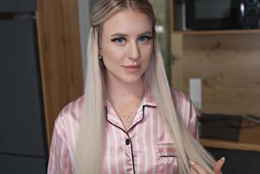 Вот же шлюха! Батя ради неё всё, а она молодой член сосёт